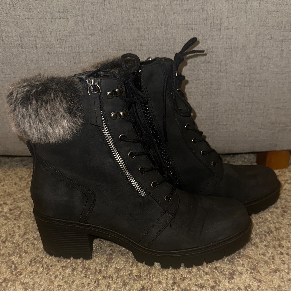 Cushionaire Stylish Black Lace-Up Boots with Fur Trim